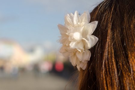 Стилисты сообщили, в какой цвет покрасить волосы для более молодого образа